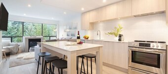 Luxury 3BR/2BA Creekside: Hot tub, A/C, Secure Bike Storage, Mountain Views