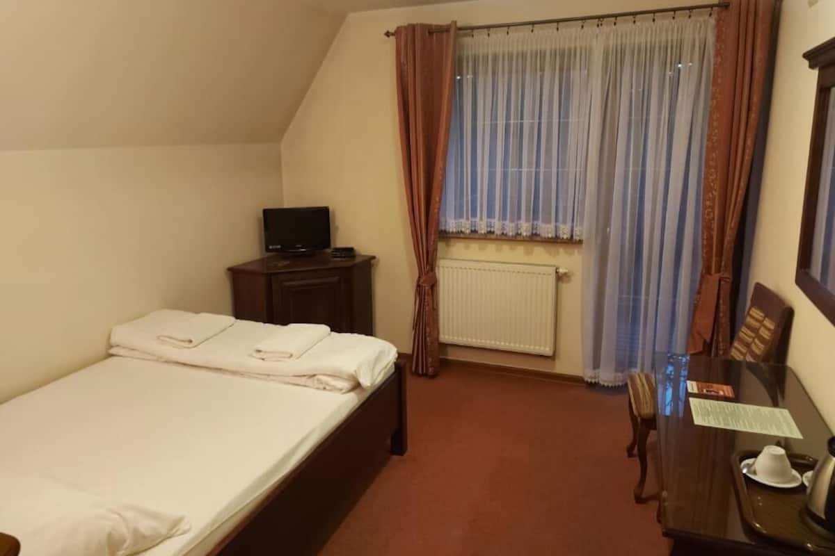 1 habitación, muebles diferentes, wifi gratis y ropa de cama