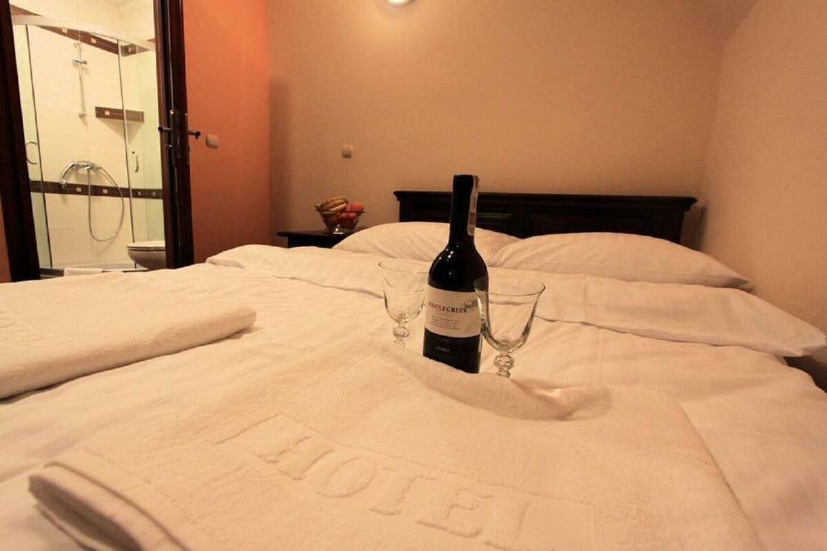 1 habitación, muebles diferentes, wifi gratis y ropa de cama