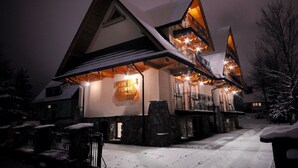 Front of property - evening/night - Willa Monia (Zakopane)