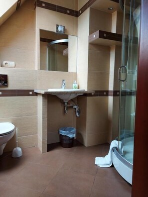 Deluxe Apartment, Balcony (16) | Bathroom | Shower, hair dryer, towels, toilet paper - Willa Monia (Zakopane)