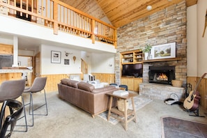 Smart TV, chimenea y futbolito