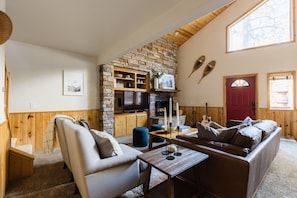 Smart TV, chimenea y futbolito