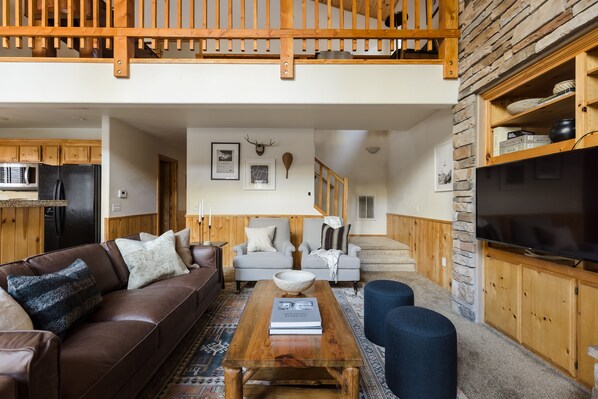 Smart TV, chimenea y futbolito