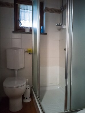 Chuveiro, secador de cabelo, bidê, toalhas de banho