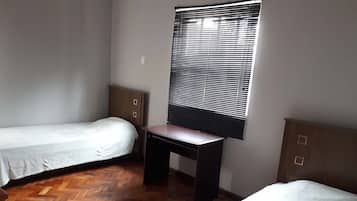 4 quartos, ferros/tábuas de passar roupa, Wi-Fi