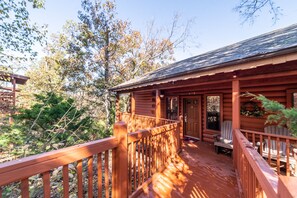 Terrace/patio - Lake Themed Cabin for Two, Jacuzzi Tub - Minutes from Shows! Ticket-Golf Deals (Branson)