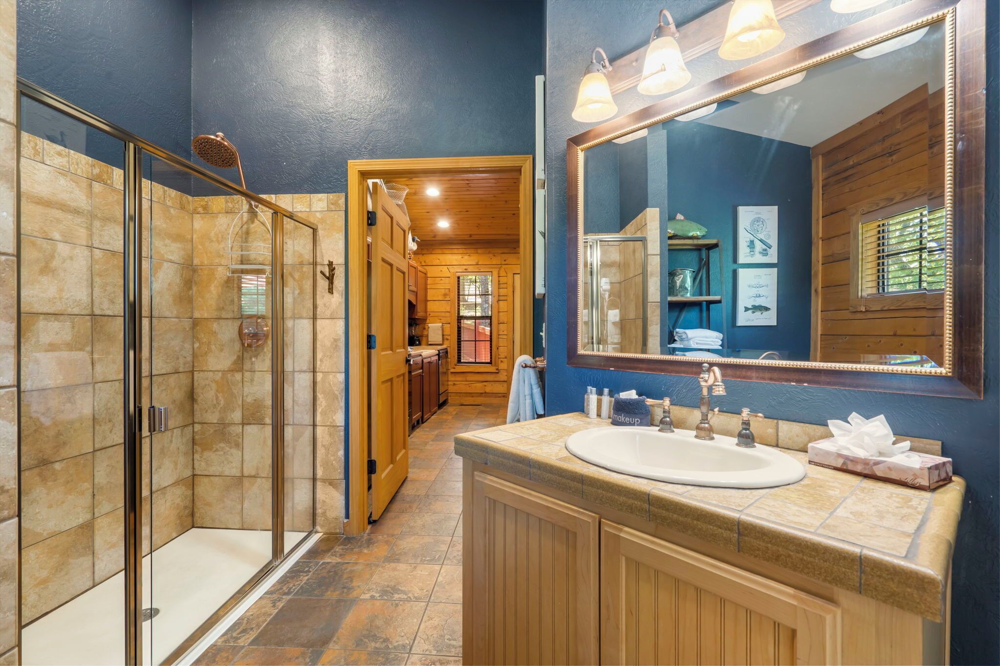 Chuveiro, banheira de hidromassagem, secador de cabelo, toalhas de banho