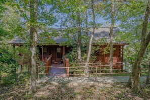 Exterior - Lake Themed Cabin for Two, Jacuzzi Tub - Minutes from Shows! Ticket-Golf Deals (Branson)