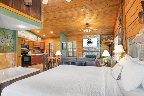 Lake Themed Cabin for Two, Jacuzzi Tub - Minutes from Shows! Ticket-Golf Deals