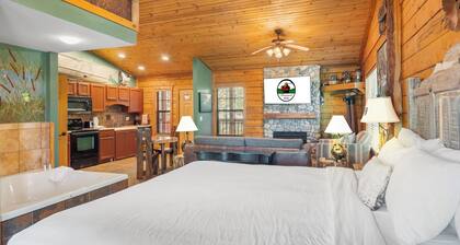 Lake Themed Cabin for Two, Jacuzzi Tub - Minutes from Shows! Ticket-Golf Deals