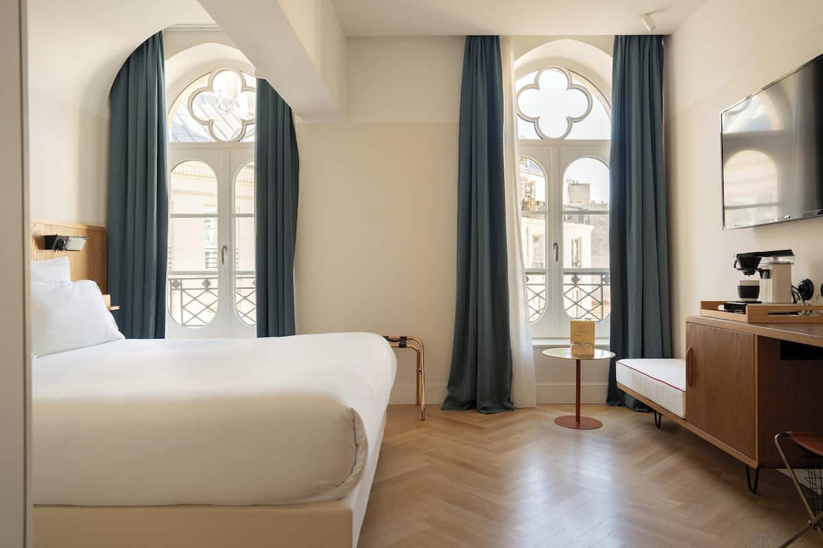 Chambre Supérieure French Window | エジプト綿のシーツ、高級寝具、ピロートップベッド、セーフティボックス (室内)