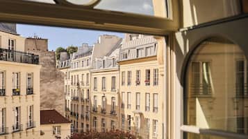 Chambre Supérieure French Window | 埃及棉床單、高級寢具、特厚豪華床墊、房內夾萬
