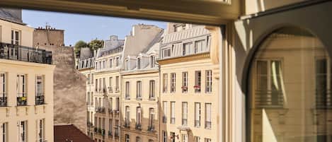 Chambre Supérieure French Window | Egyptian cotton sheets, premium bedding, pillow-top beds, in-room safe