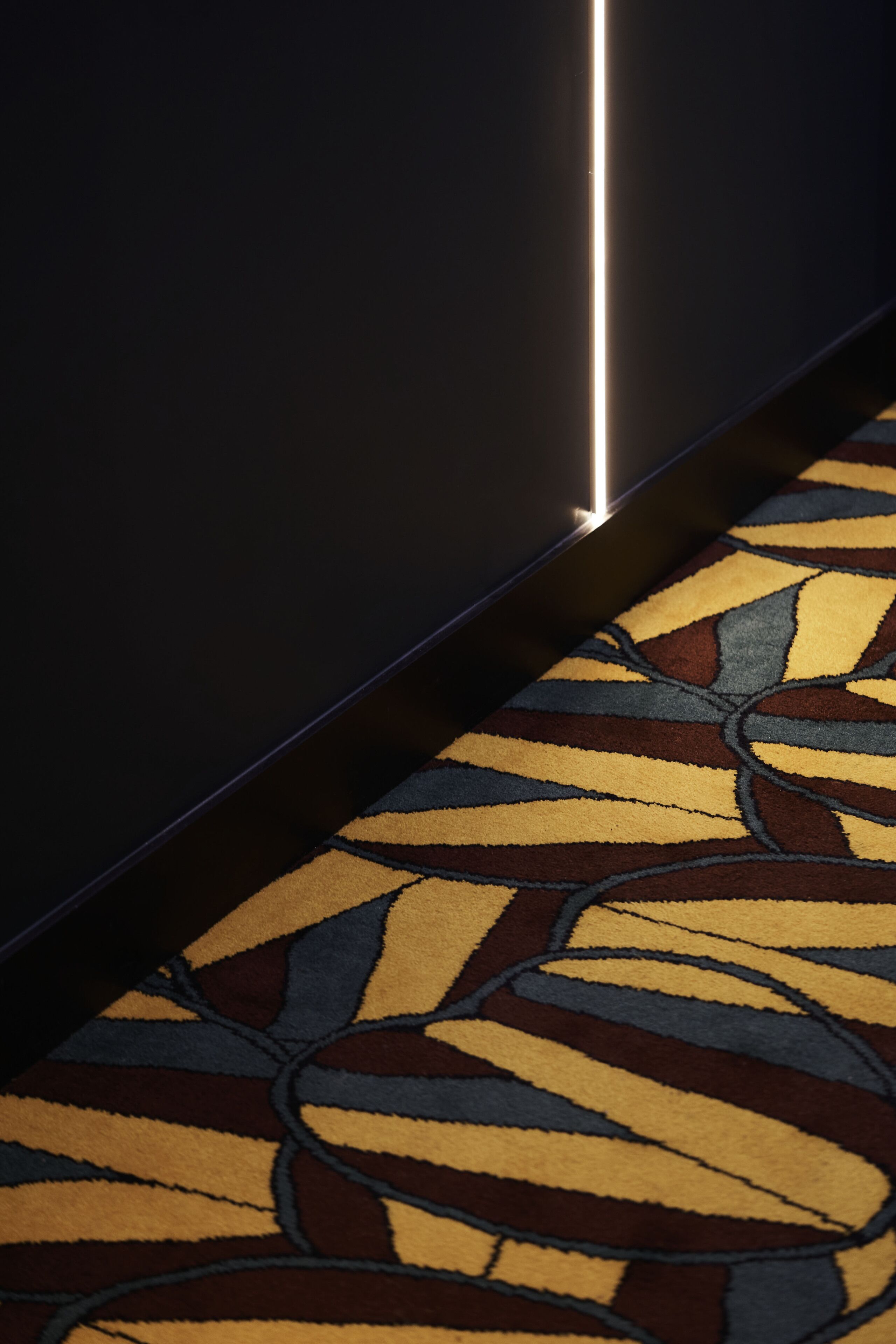 Primer plano de una alfombra con un diseño geométrico.