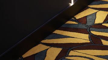 Primer plano de una alfombra con un diseño geométrico.