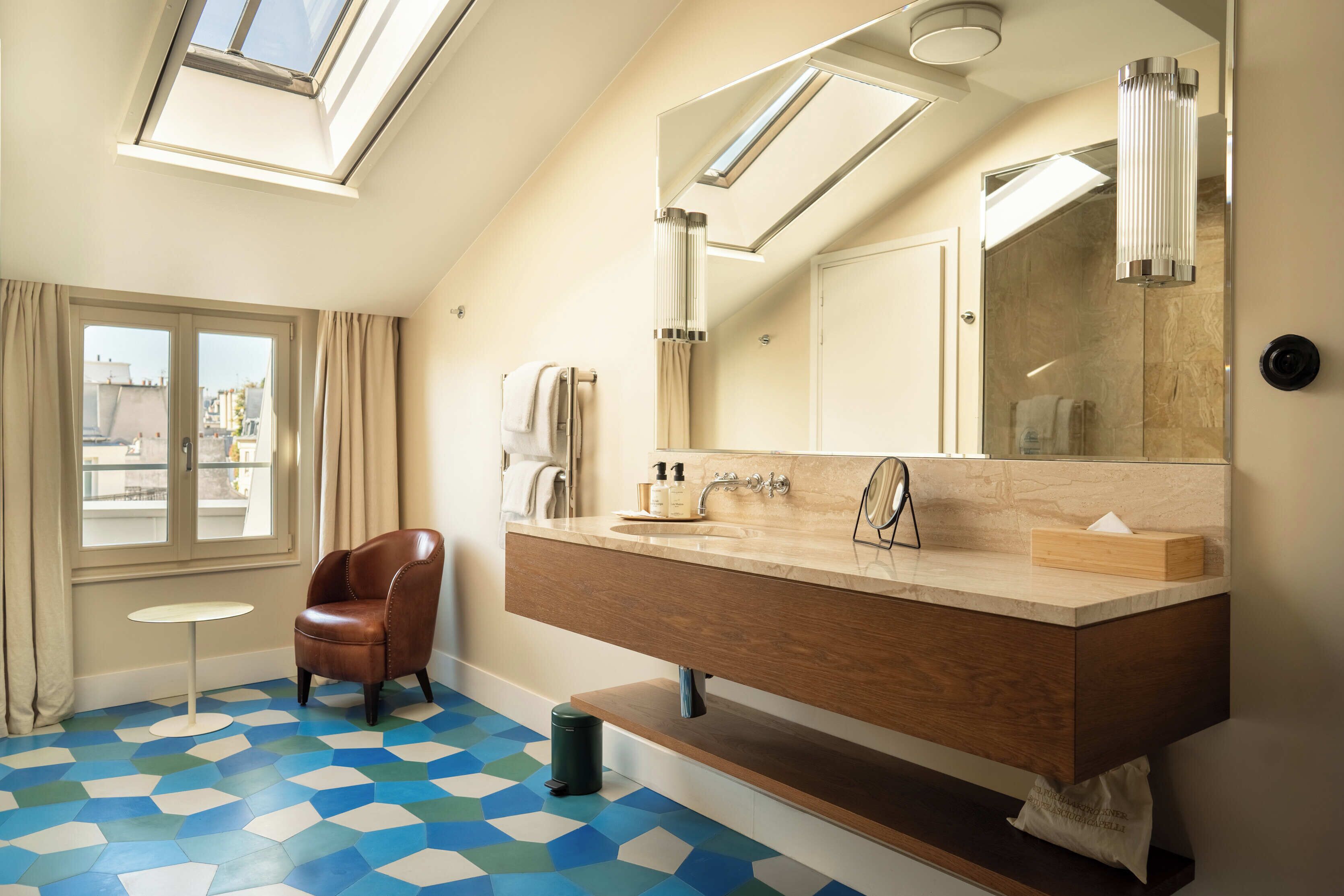 chambre terrasse | bathroom | designer toiletries, hair dryer, towels, soap
