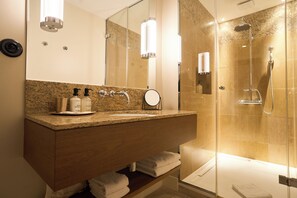 Classic Double Room | Bathroom | Designer toiletries, hair dryer, towels, soap - Hotel du Sentier (Paris)