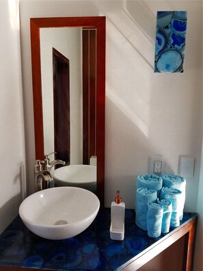 Dusche, Haartrockner, Handtücher, Seife