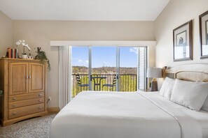 1 bedroom, iron/ironing board, free WiFi, bed sheets - King Suite with Kitchenette, Jacuzzi Tub for Two & Private, Covered Balcony (Branson)