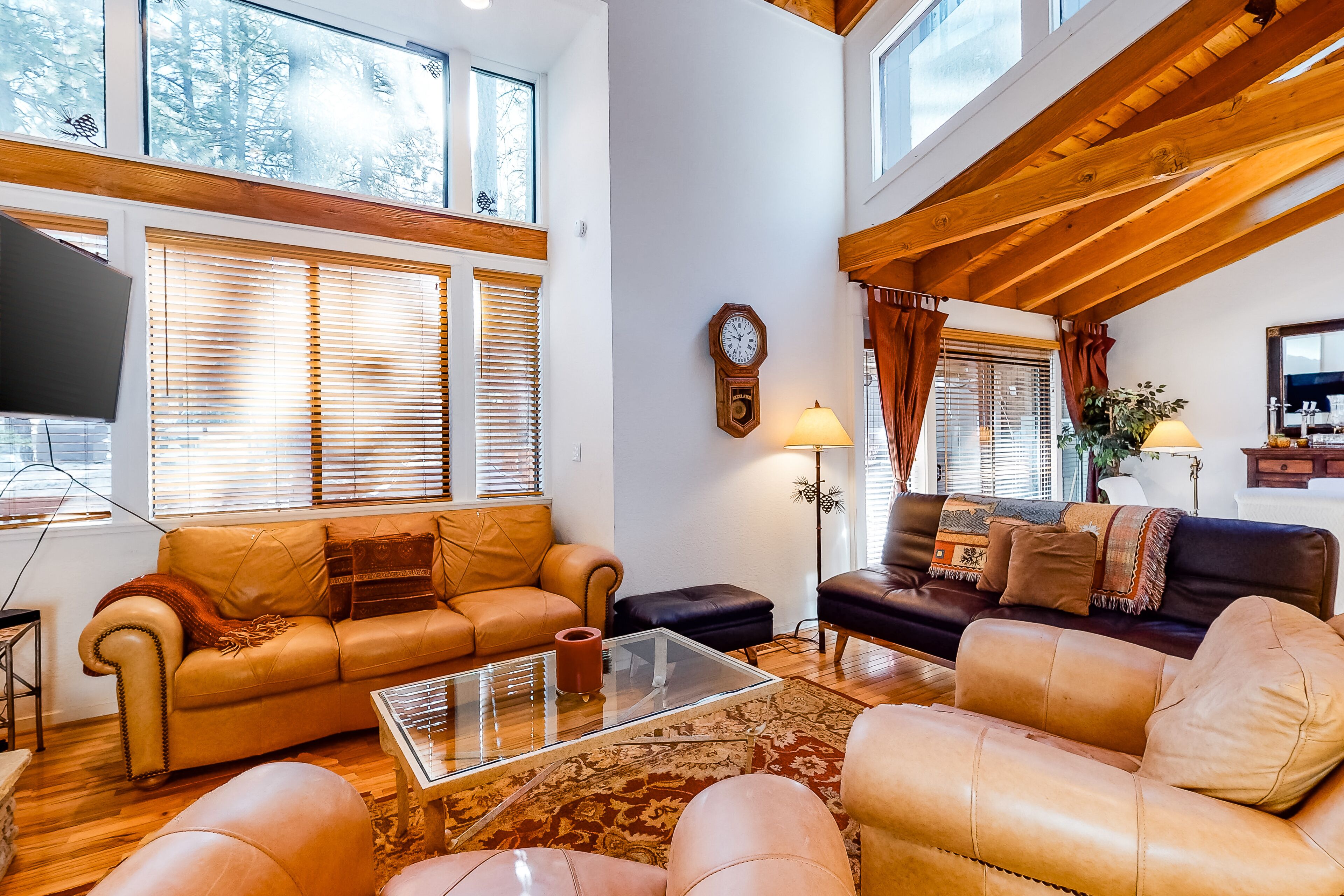 Two-story townhouse w/fireplace, private hot tub, & shared outdoor pool & tennis