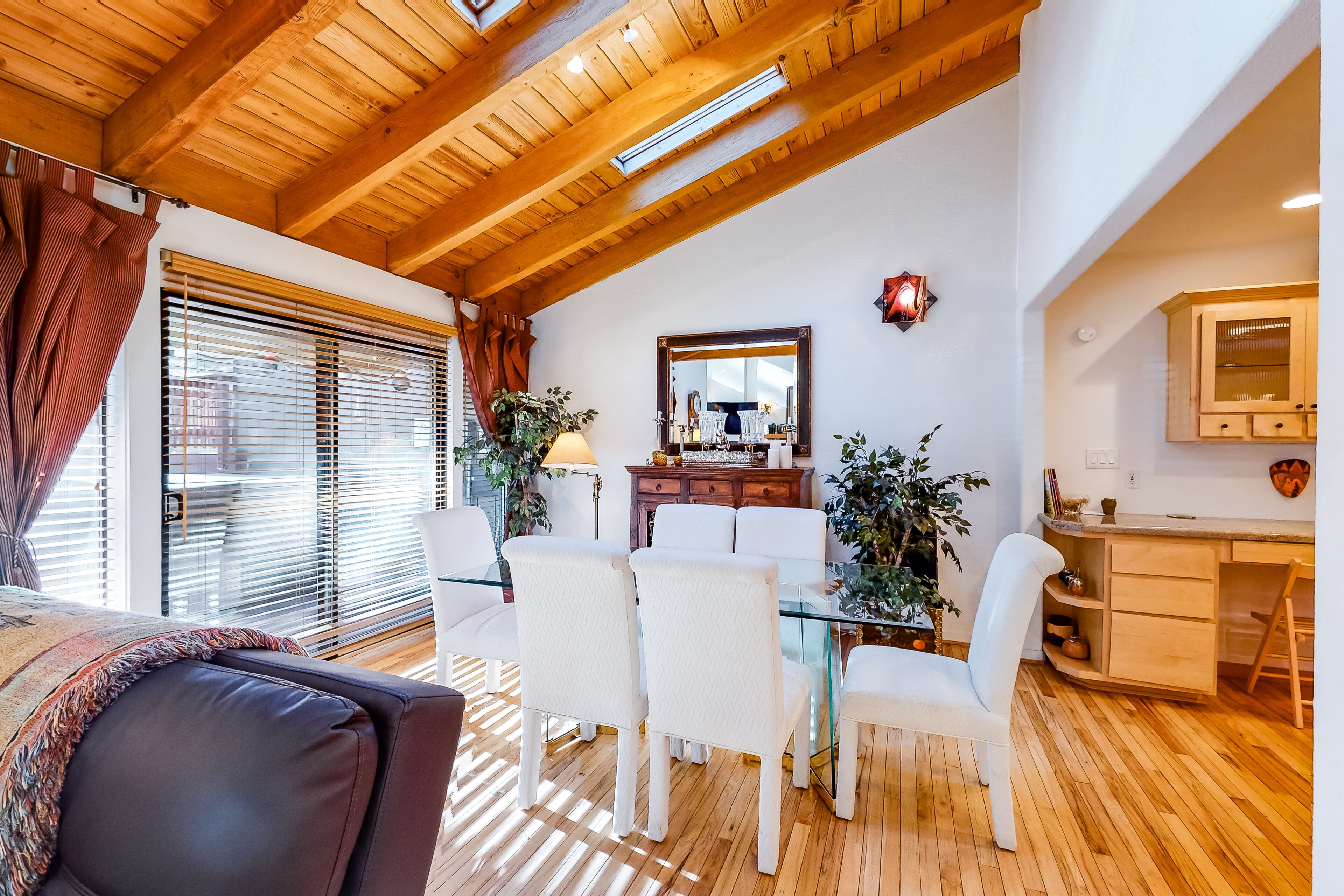 Two-story townhouse w/fireplace, private hot tub, & shared outdoor pool & tennis