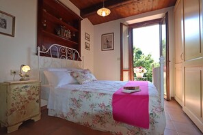 2 bedrooms, iron/ironing board, WiFi