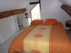 2 bedrooms, iron/ironing board, WiFi