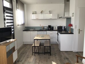 Réfrigérateur, micro-ondes, four, plaque de cuisson