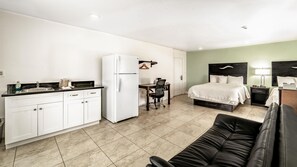 Desk, iron/ironing board, free WiFi - Everglades City Motel - Queen Efficiency Room (Everglades City)