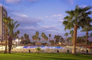 Alberca techada y alberca al aire libre