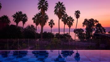 Een binnenzwembad, een buitenzwembad