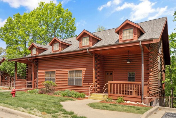 Exterior - Walk-in Log Cabin with Fireplace & Screened-in Balcony - Heart of Branson (Branson)