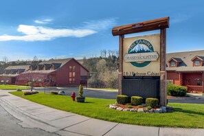 Point of interest - Walk-in Log Cabin with Fireplace & Screened-in Balcony - Heart of Branson (Branson)