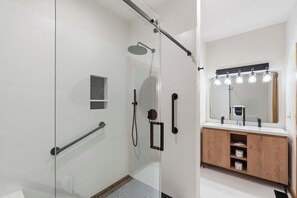 Combined shower/tub, jetted tub, hair dryer, towels