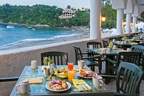 Outdoor dining - Tesoro Manzanillo (Manzanillo)