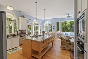 冰箱、微波炉、烤箱、炉灶