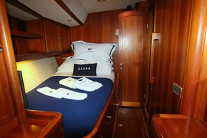 3 bedrooms, Egyptian cotton sheets, WiFi - The Luna Danns: Private Luxury Sailing Yacht (Bequia)