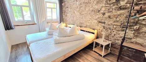 5 bedrooms, free WiFi, bed sheets