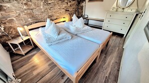 5 bedrooms, free WiFi, bed sheets - Eifel holiday home - large living room - 5 bedrooms - private use! (Zweifelscheid-Engelsdorf)