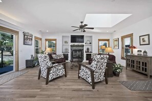 Smart TV, fireplace - Santini Farmhouse - Wine Tastings Included (Healdsburg)