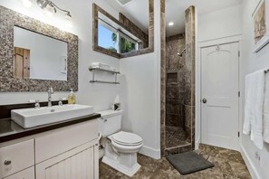 Een douche, een haardroger, shampoo