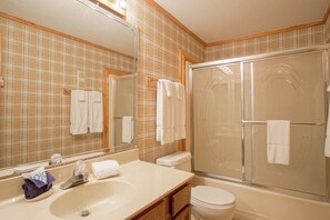 Ensemble douche/baignoire, serviettes fournies