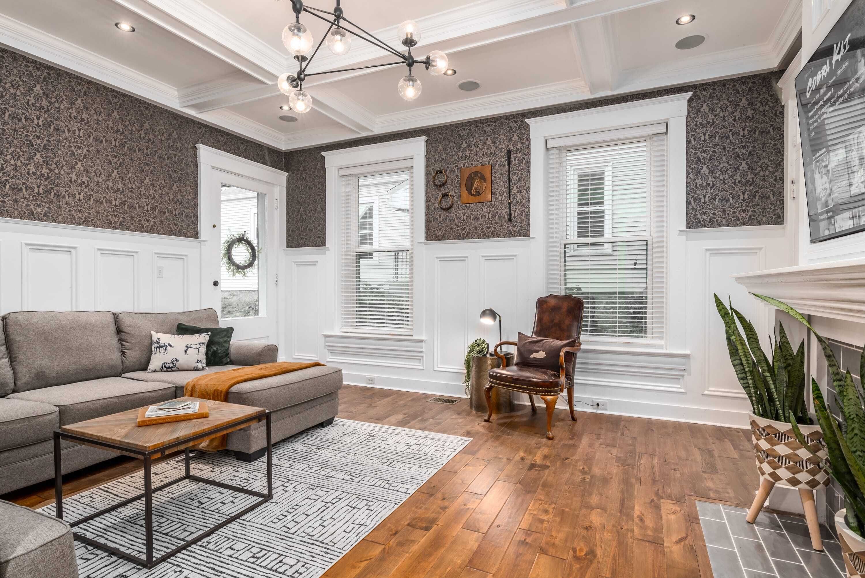 Southern Gentleman-LUXURY HOT TUB - Walkable! FUN