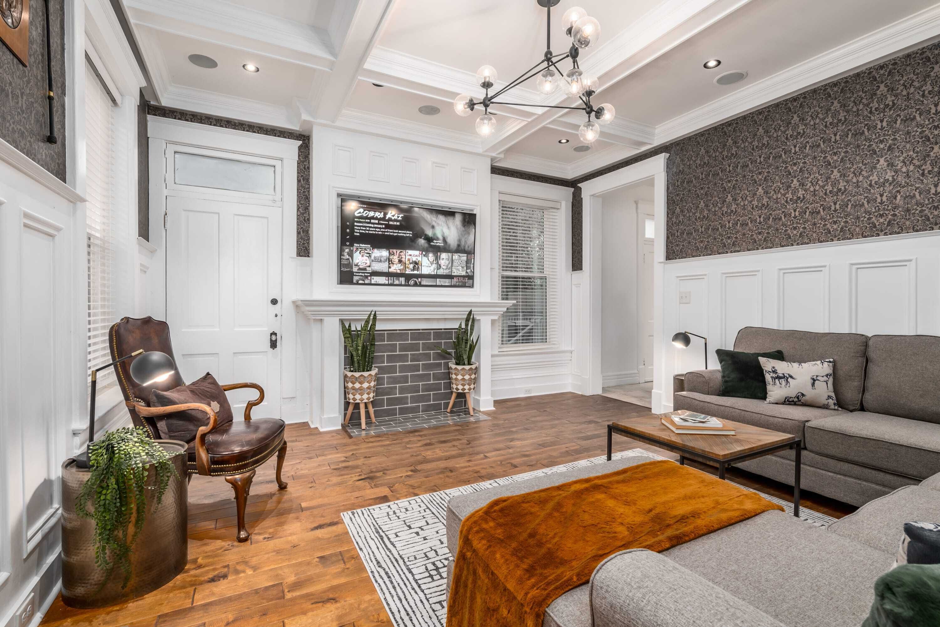 Southern Gentleman-LUXURY HOT TUB - Walkable! FUN