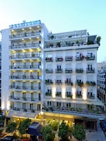 Un hotel de varios pisos con balcones decorados con plantas y flores.