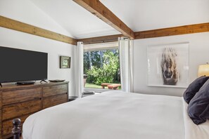 2 bedrooms, desk, iron/ironing board, WiFi