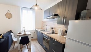 Jääkaappi, mikroaaltouuni, uuni, liesi