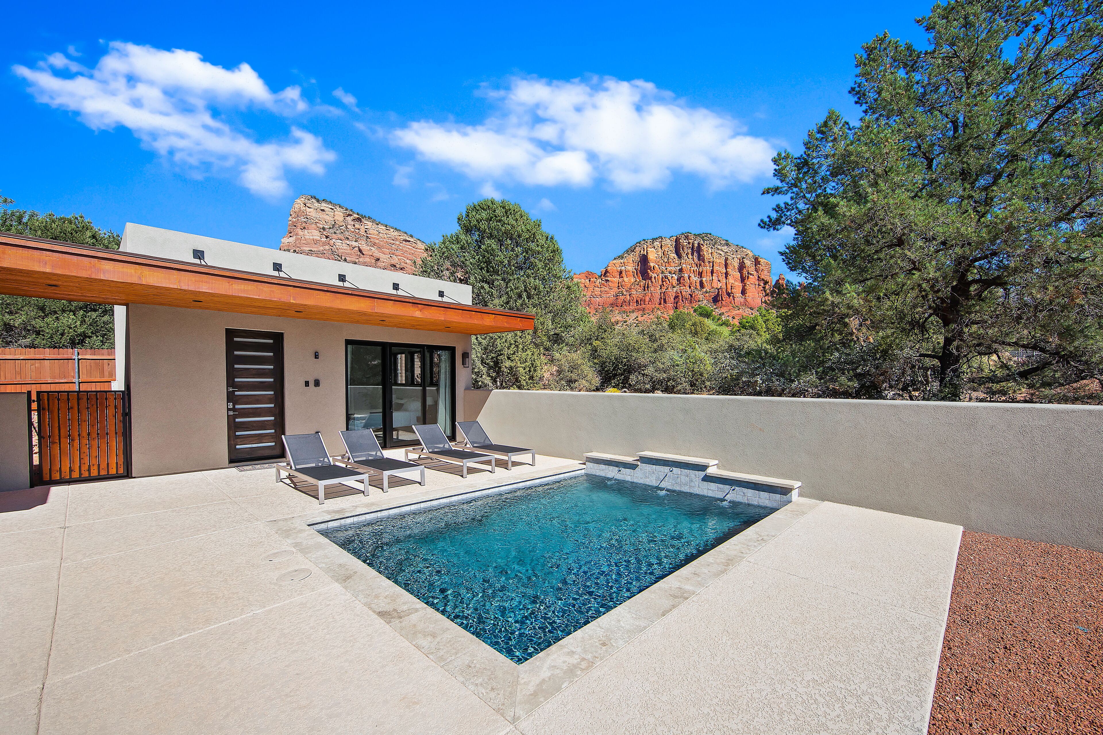 New Luxury Home with 3 Masters, Private Salt Water Play Pool and Amazing Views