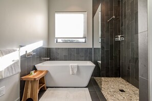 Badekar, hårtørrer, håndklæder
